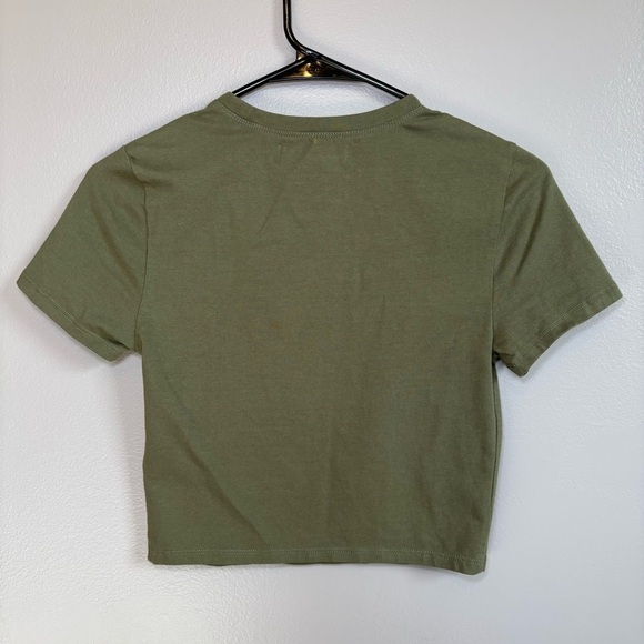 4/25$ Urban Outfitters Cropped Short Sleeve Top W Holographic Bear Medium - Picture 2 of 8